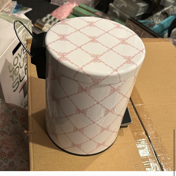 Small white garbage can with pink bows - Picture 5 of 7